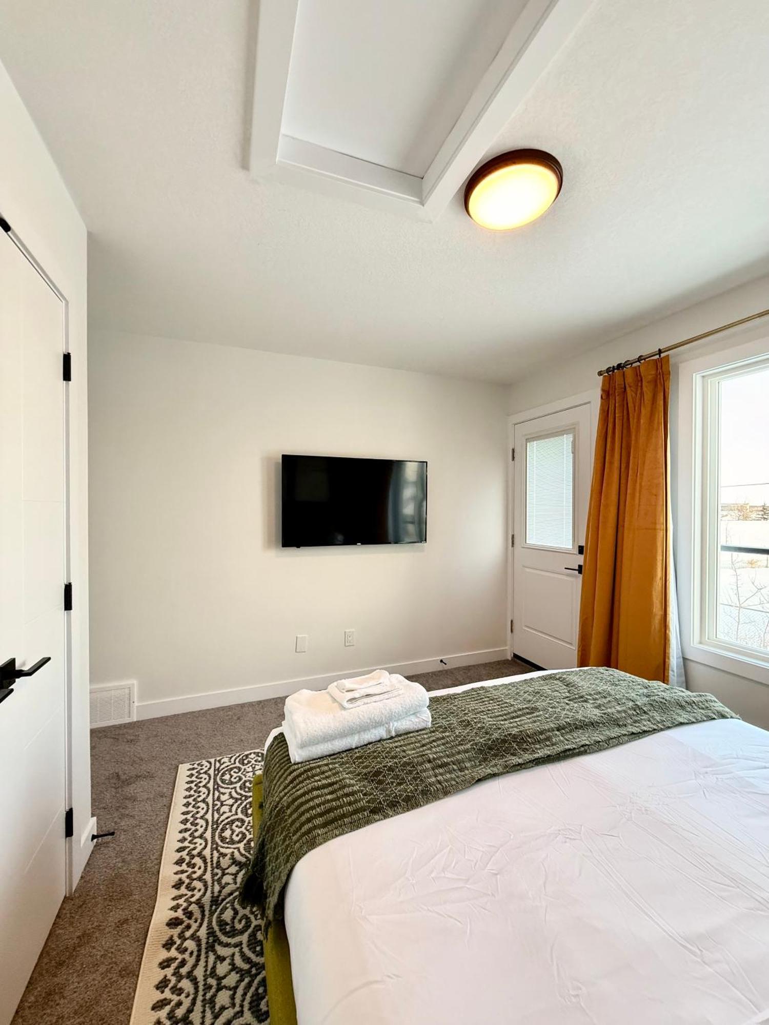 2bed Luxury Downtown Apartment